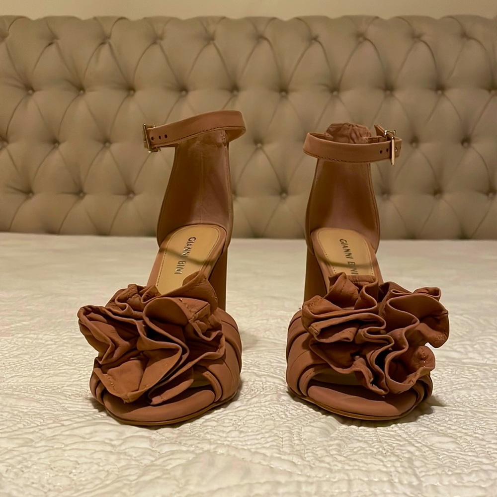 High heels. size 6. Pastel pink. Velvet material